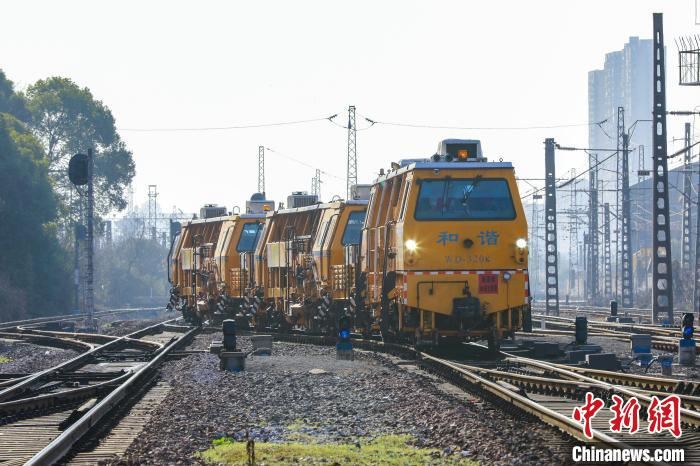 江西鹰潭：加紧铁路养护保障物资运输畅通