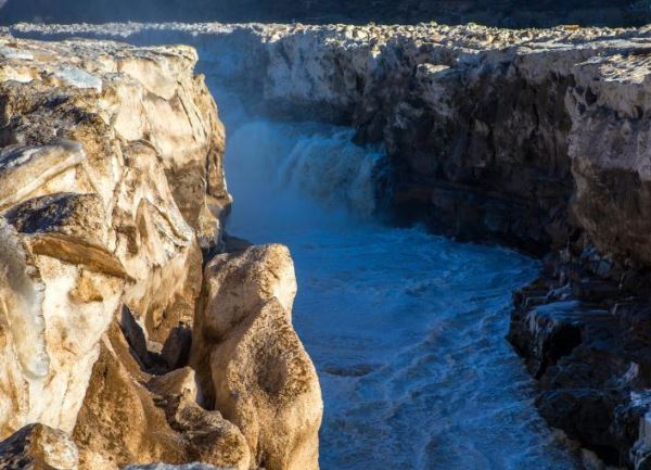 黄河壶口瀑布冰凌消融 现壮丽景观