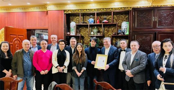 杜国勇携波兰前副总理亚努仕为钢琴王子刘晓禹颁发“一带一路”国际日公益宣传大使证书 