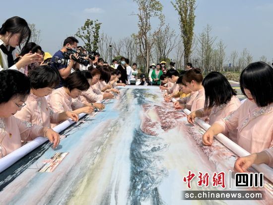 开针！“万人蜀绣 喜迎大运”活动正式启动
