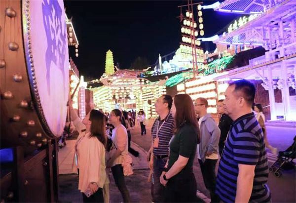 观彩灯、“品”盐香 海外华媒感受“千年盐都”非遗魅力