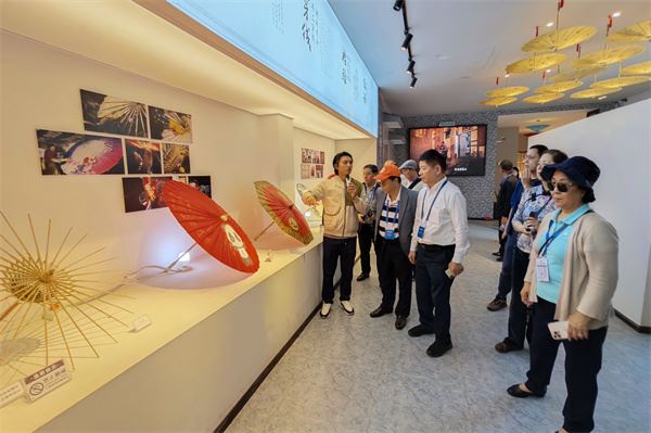 海外华文媒体泸州亲近非遗：观百年油纸伞 品酱油醇香