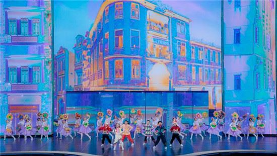 熟悉的歌儿向云端，春晚“串”起情意长