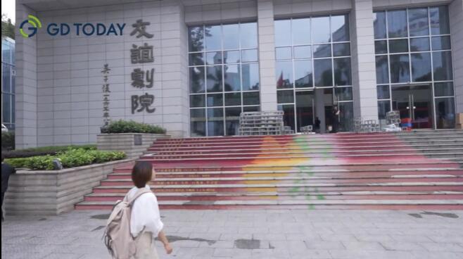 A dragon boat race in theatre? Join a backstage tour of the dance drama Loong