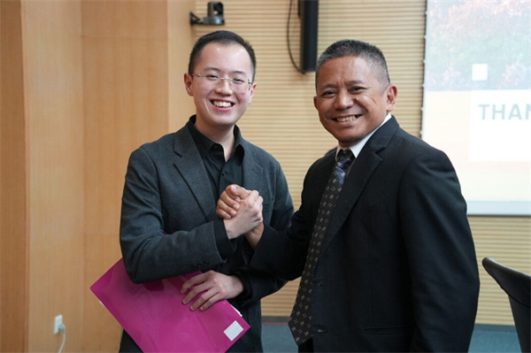 Indonesian diplomat meets Indonesian student at Guangdong’s university, sharing heartfelt words