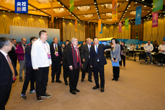 授牌！国际奥委会主席巴赫为总台2026年米兰冬奥会国际公用信号制作团队颁发制播牌证