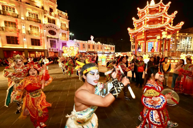 Unlock the enchanting magic of lanterns at Shantou Small Park!