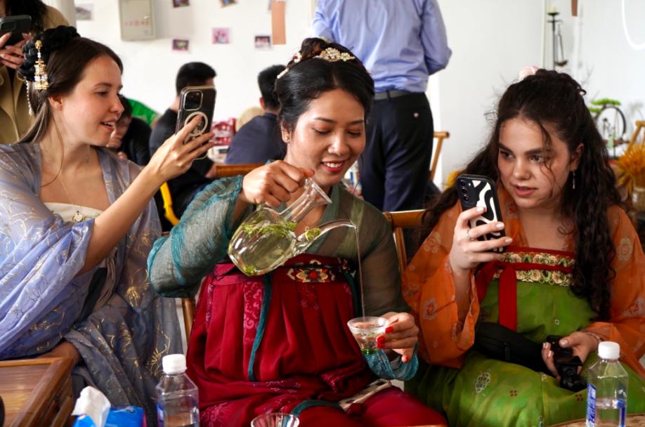 以茶会友！2025“in舟山 连世界”国际传播活动走进岱山