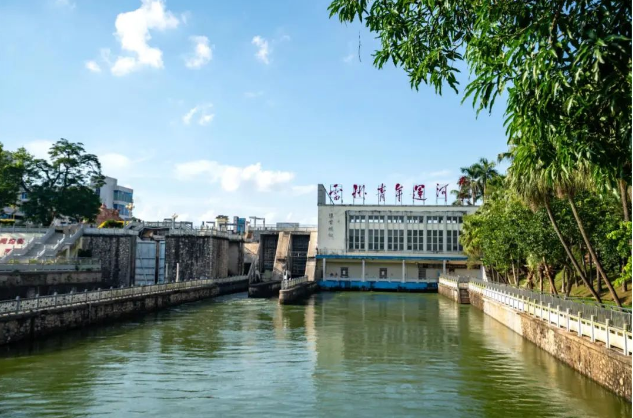 这首歌里的“最美故乡河”，今天仍在滋养“百果之乡”