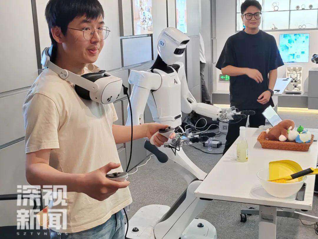 From sales to customization: world's first robot 6S store opens in Shenzhen