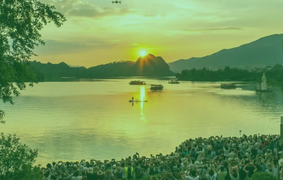 谁把落日揉成丹？换得卧佛守千年