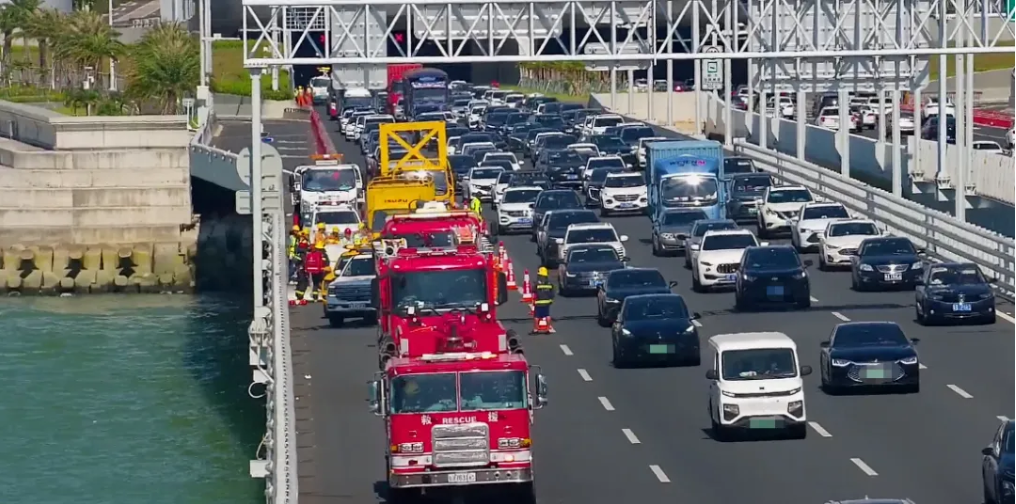 在深中通道，这三位司机的行为被拍下了！