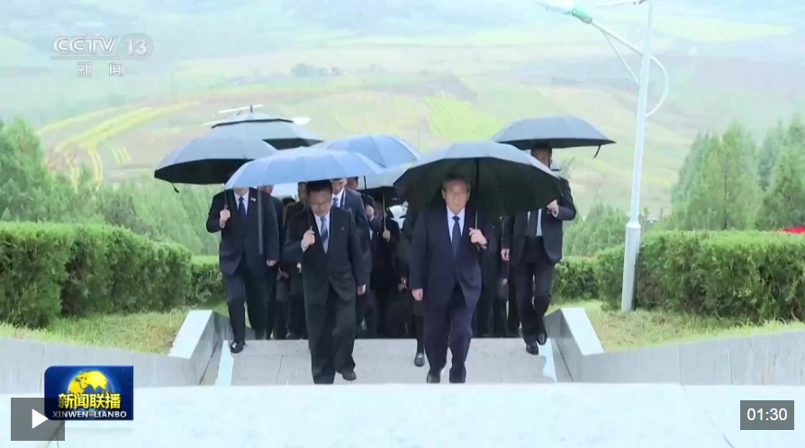  李强凭吊中国人民志愿军烈士