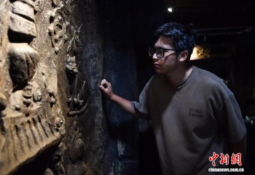 探访全国最大的白藏房群：当世界扑面而来