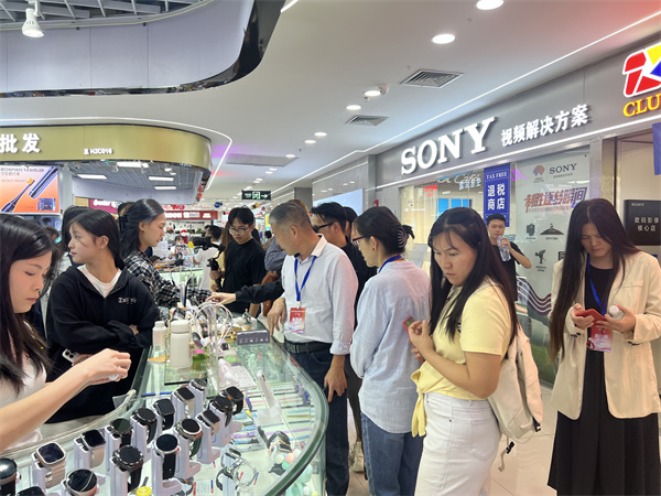 “2025年世界华文媒体社长总编辑深圳行”走进华强北：见证“中国电子第一街”的新变革