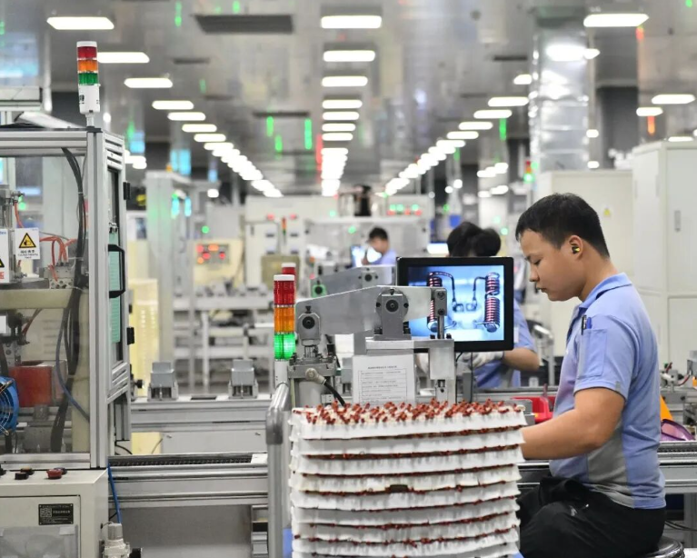 AI新纪元，谁在制造爆款新广货？