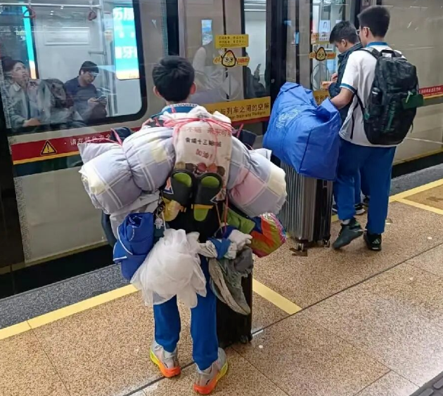 广东一初中生背影火了，网友点赞：求打包教程！