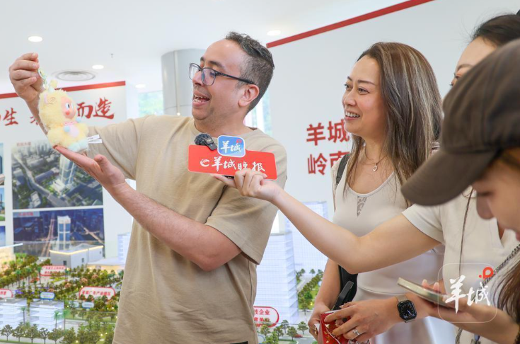 “广货”如何圈粉老外？米兰小哥走进羊城创意园寻找答案