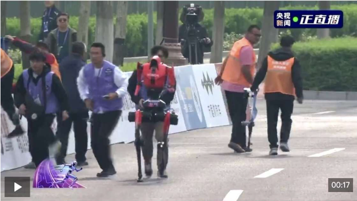 视频丨绝影赤兔队机器人“闪电”率先完赛 超人类半马世界纪录