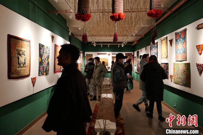 听音乐看展览 拉萨市民在艺术中度过别样跨年夜