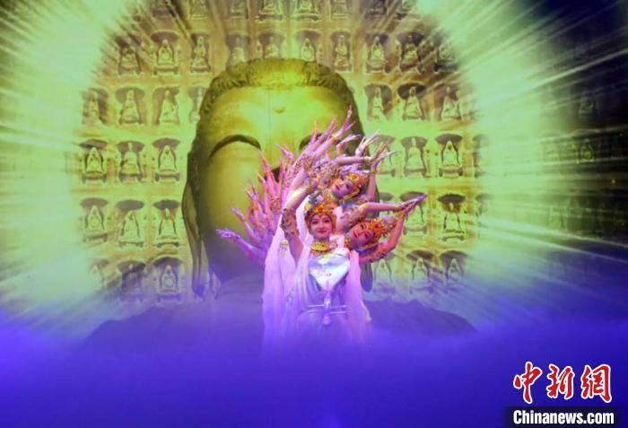 2020年8月8日晚，中国经典舞剧《丝路花雨》与《大梦敦煌》在兰州黄河畔边同台“碰撞”，开启了一场跨时空的“对话”，并通过线上线下多媒体方式与海内外共享丝路文化的艺术魅力。(资料图) 高展 摄