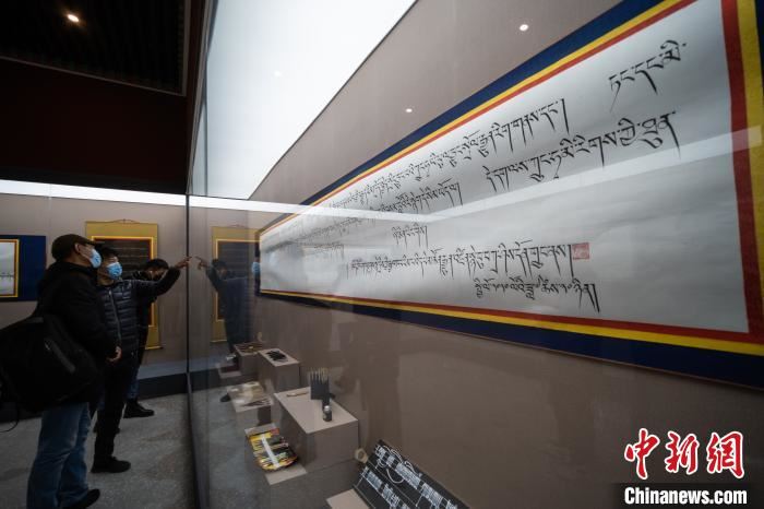 图为民众参观藏文书法展。 何蓬磊 摄 图为民众参观藏文书法展。 何蓬磊 摄