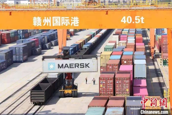 自2016年5月建成并投入使用以来,赣州国际港已相继打通了沿边四大国门和沿海港口群,常态化开行19条中欧(亚)班列、4条铁海联运班列和19条内贸班列线路,运行线路辐射全球50%以上面积。 李心柯 摄 自2016年5月建成并投入使用以来,赣州国际港已相继打通了沿边四大国门和沿海港口群,常态化开行19条中欧(亚)班列、4条铁海联运班列和19条内贸班列线路,运行线路辐射全球50%以上面积。 李心柯 摄