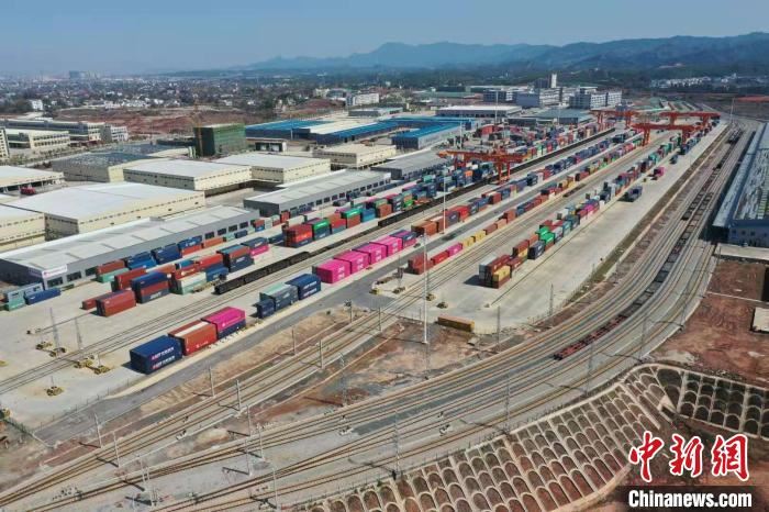 据介绍,这是赣州国际陆港2021年开出的首趟中欧班列。 李心柯 摄 据介绍,这是赣州国际陆港2021年开出的首趟中欧班列。 李心柯 摄