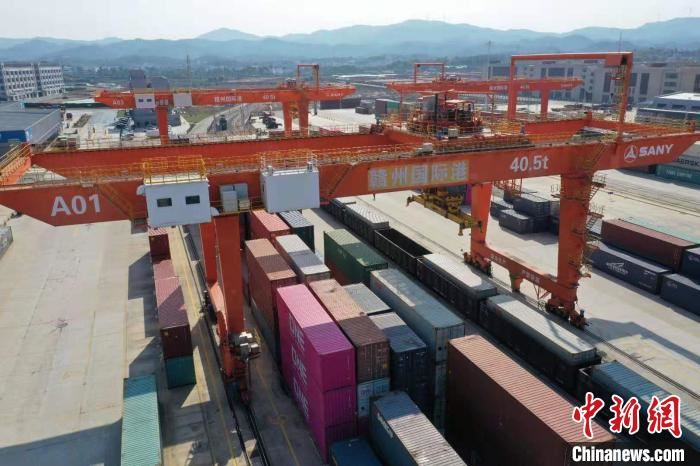 赣州国际陆港位于江西省赣州市南康区,包含铁路赣州国际港站、国际铁路集装箱中心、海关监管作业场、保税中心、现代仓储物流中心、公路口岸、临港产业园等核心功能区。 李心柯 摄 赣州国际陆港位于江西省赣州市南康区,包含铁路赣州国际港站、国际铁路集装箱中心、海关监管作业场、保税中心、现代仓储物流中心、公路口岸、临港产业园等核心功能区。 李心柯 摄