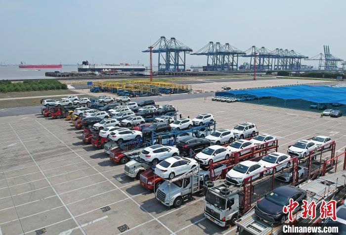 航拍在海通码头等待出口的整车。(资料照片) 殷立勤 摄
