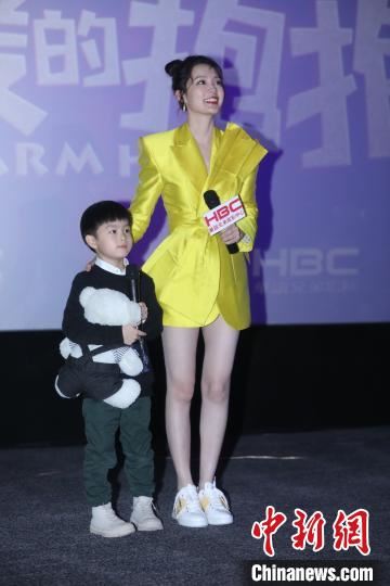 李沁亮相《温暖的抱抱》上海路演活动。 徐银 摄 李沁亮相《温暖的抱抱》上海路演活动。 徐银 摄