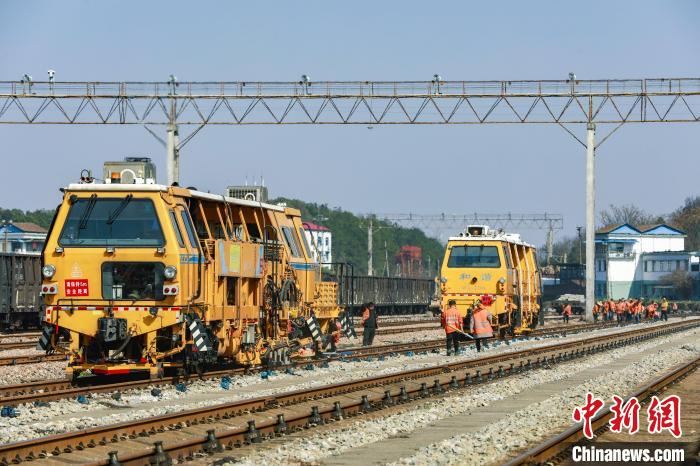 大型养路机械在鹰潭铁路枢纽编组站进行机械化施工作业。　汪翰 摄