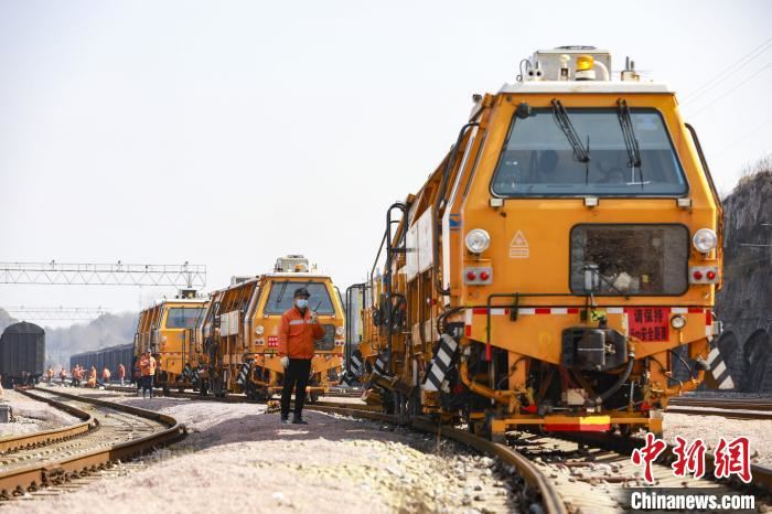 大型养路机械在鹰潭铁路枢纽编组站进行机械化施工作业。　汪翰 摄