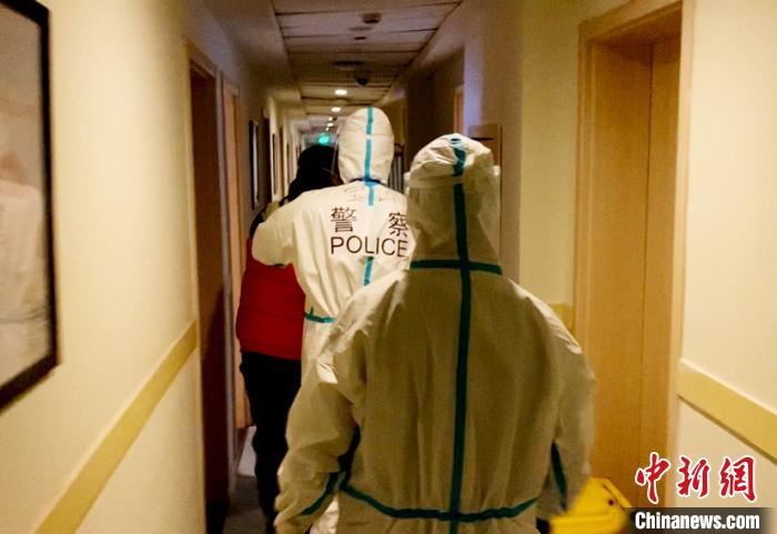 30日,泰方将李某遣返回沪。(上海警方供图) 30日,泰方将李某遣返回沪。(上海警方供图)