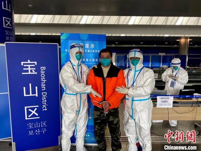 上海警方表示,将持续深入贯彻落实党中央关于反腐败国际追逃追赃工作的决策部署,持续开展外逃经济犯罪嫌疑人的缉捕和劝返工作。(上海警方供图) 上海警方表示,将持续深入贯彻落实党中央关于反腐败国际追逃追赃工作的决策部署,持续开展外逃经济犯罪嫌疑人的缉捕和劝返工作。(上海警方供图)