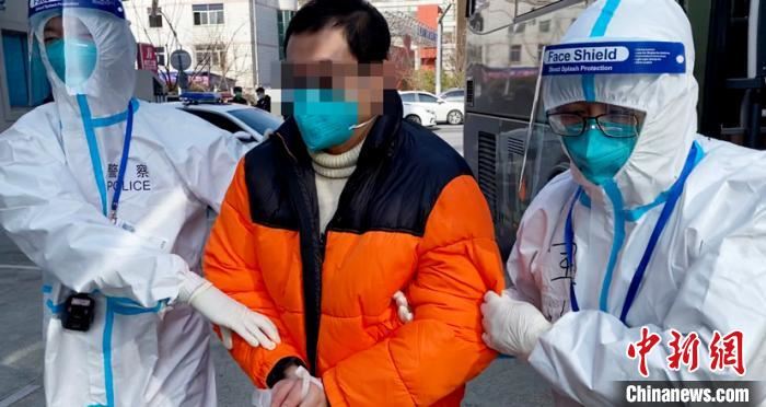 上海警方表示,这是2021年上海警方成功从境外缉捕的首名外逃经济犯罪嫌疑人。(上海警方供图) 上海警方表示,这是2021年上海警方成功从境外缉捕的首名外逃经济犯罪嫌疑人。(上海警方供图)