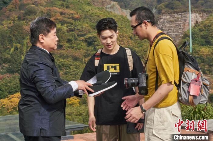 单霁翔(左)向马伯骞(中)、黄觉(右)赠送布鞋。节目组供图