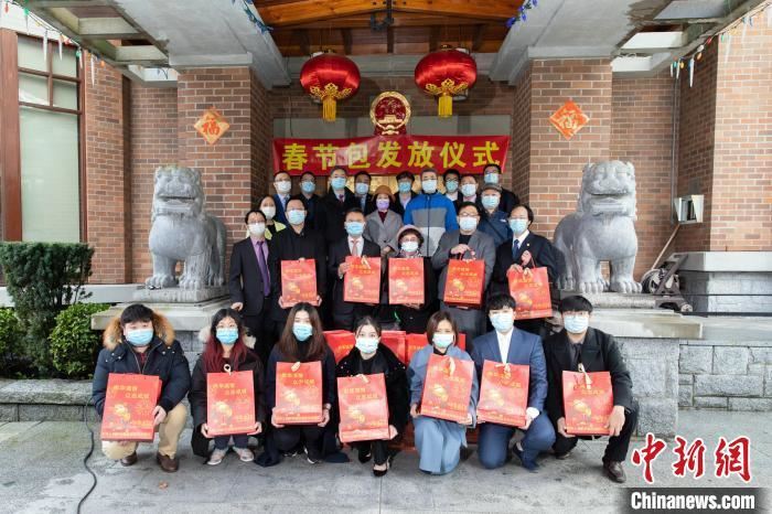 中国驻温哥华总领馆举行“春节包”首发仪式。 王辉 摄 点击进入下一页