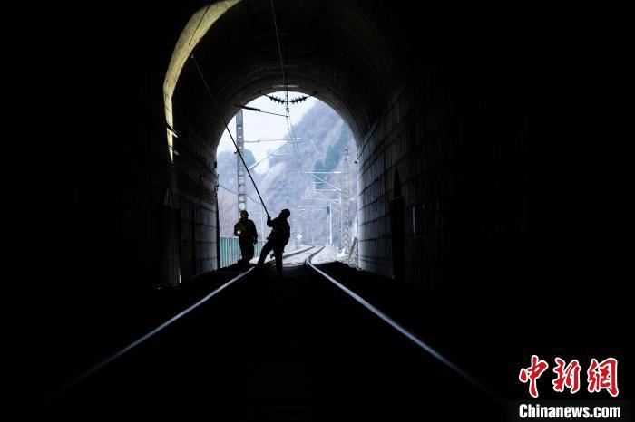 图为鲜俊琪与曾永在隧道内作业。 赵涛 摄 图为鲜俊琪与曾永在隧道内作业。 赵涛 摄