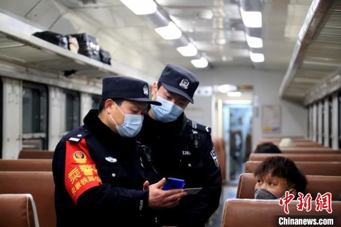 祖孙三代乘警接力护航春运列车