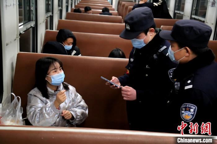 学警李德健在父亲李章龙的指导下对返乡旅客防疫信息进行调查。 郝黎俊 摄 学警李德健在父亲李章龙的指导下对返乡旅客防疫信息进行调查。 郝黎俊 摄