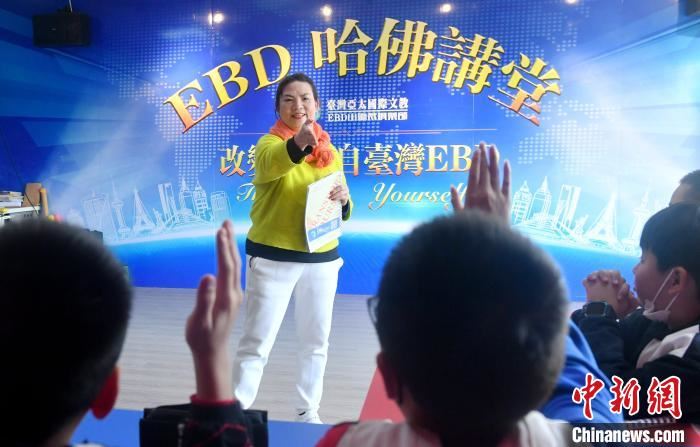 图为杨玉昭在课堂上与孩子们互动。　吕明 摄