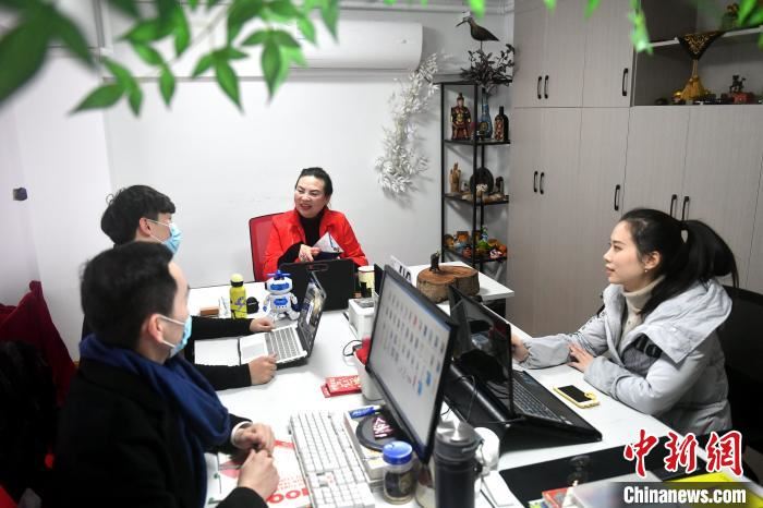 图为杨玉昭与团队开会。　吕明 摄