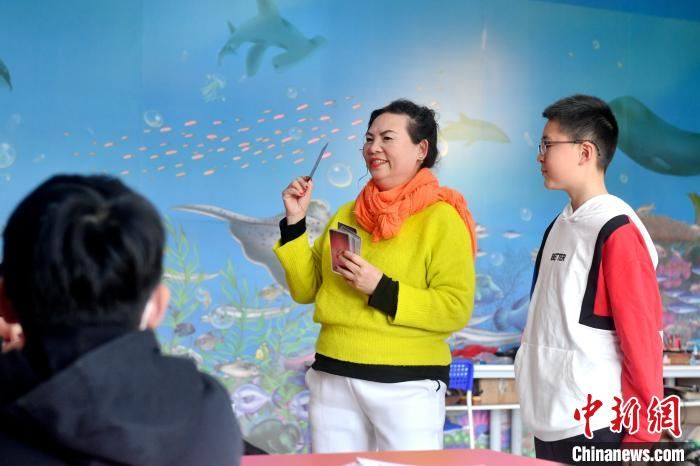 图为杨玉昭给孩子们上课。　吕明 摄