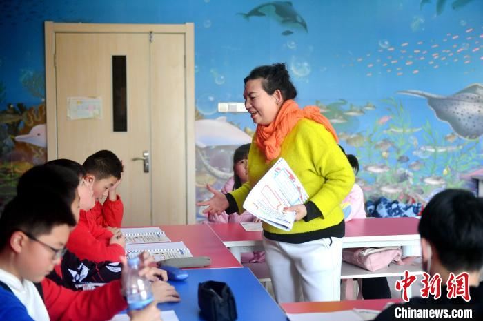 图为杨玉昭给孩子们上课。　吕明 摄