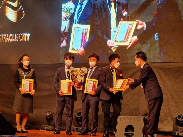 振兴和拯救韩国经济高峰论坛会议在首尔63大厦举行 振兴和拯救韩国经济高峰论坛会议在首尔63大厦举行