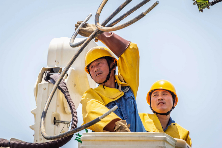 State Grid Yingtan Power Supply Company Conduct Live-line Maintenance in Summer Heat to Ensure Residential Electricity Supply_fororder_ͼƬ6