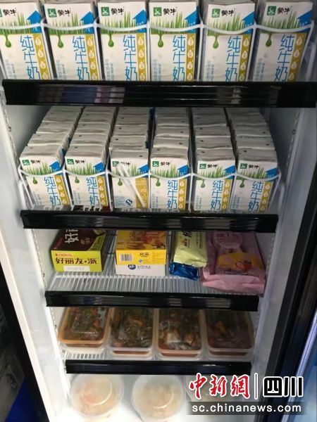 “爱心冰箱” 内放满了食物和牛奶。武侯区融媒体中心 供图 “爱心冰箱” 内放满了食物和牛奶。武侯区融媒体中心 供图