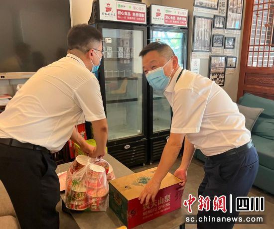 爱心人士带来水和方便面。武侯区融媒体中心 供图 爱心人士带来水和方便面。武侯区融媒体中心 供图