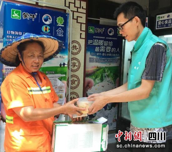 环卫工领取“爱心冰箱”的食物和牛奶。武侯区融媒体中心 供图 环卫工领取“爱心冰箱”的食物和牛奶。武侯区融媒体中心 供图